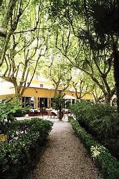 La Touloubre Hotel La Barben Bagian luar foto