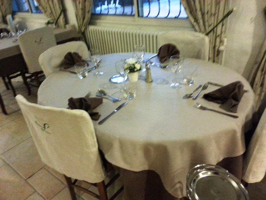 La Touloubre Hotel La Barben Bagian luar foto