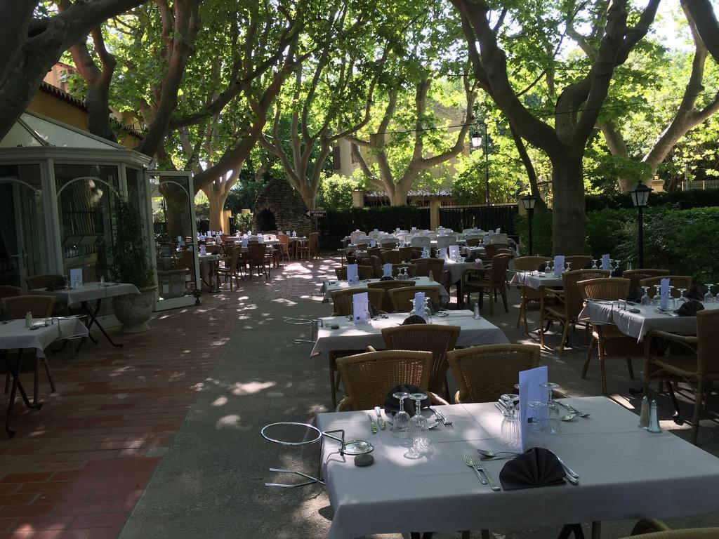La Touloubre Hotel La Barben Bagian luar foto