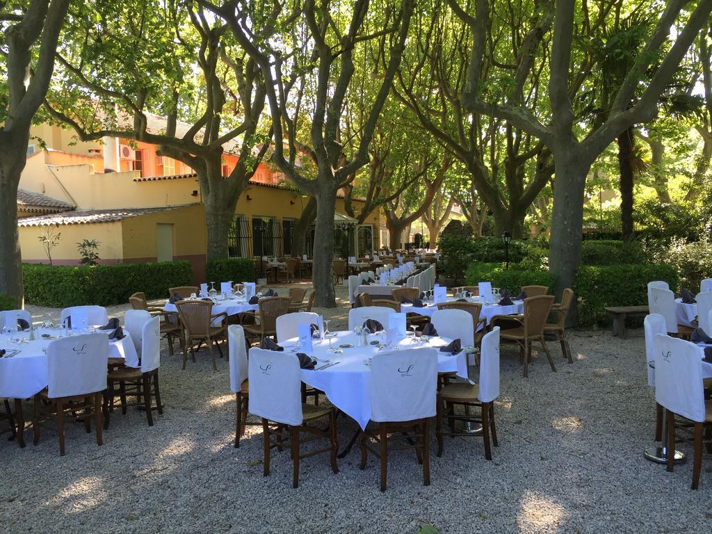 La Touloubre Hotel La Barben Bagian luar foto