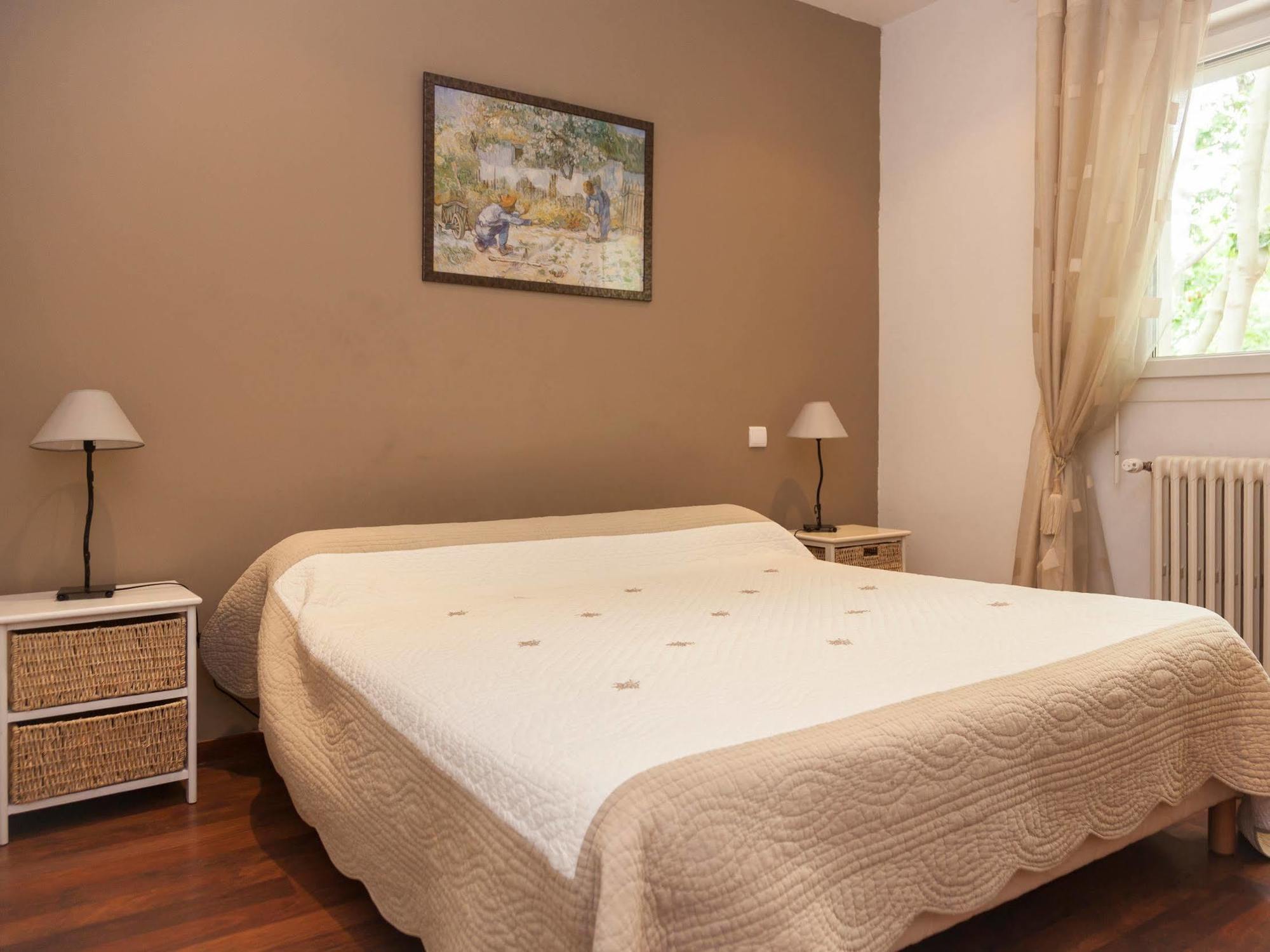 La Touloubre Hotel La Barben Bagian luar foto