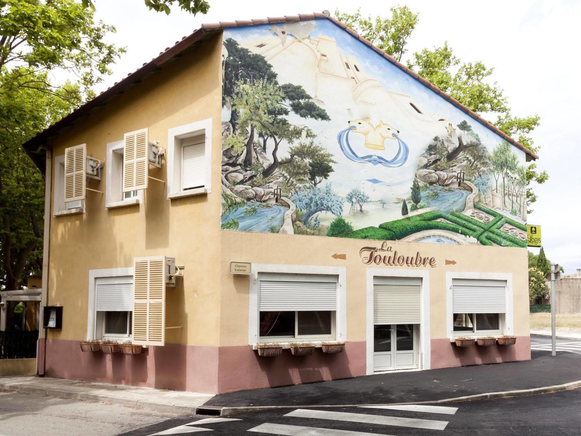 La Touloubre Hotel La Barben Bagian luar foto