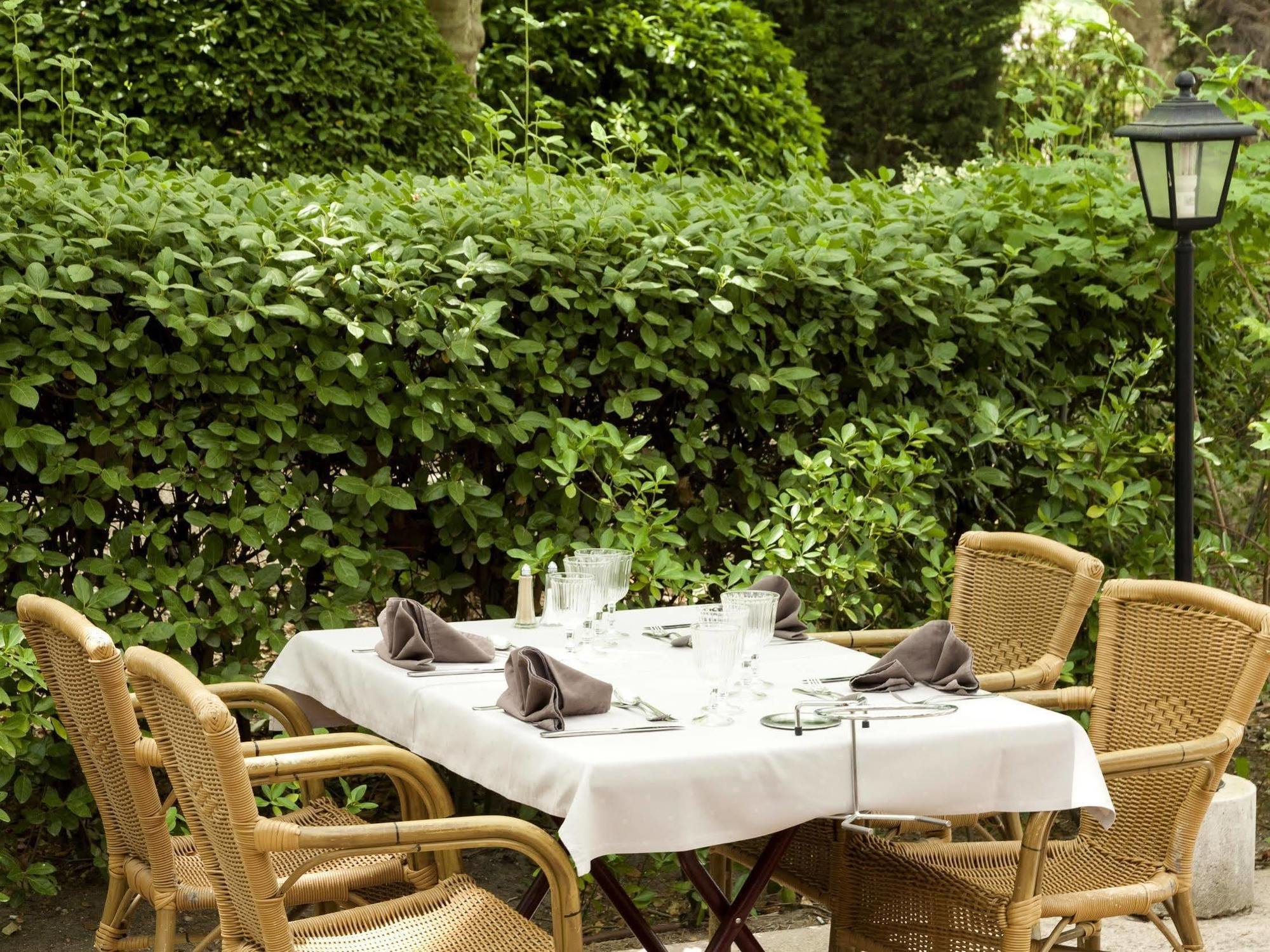 La Touloubre Hotel La Barben Bagian luar foto