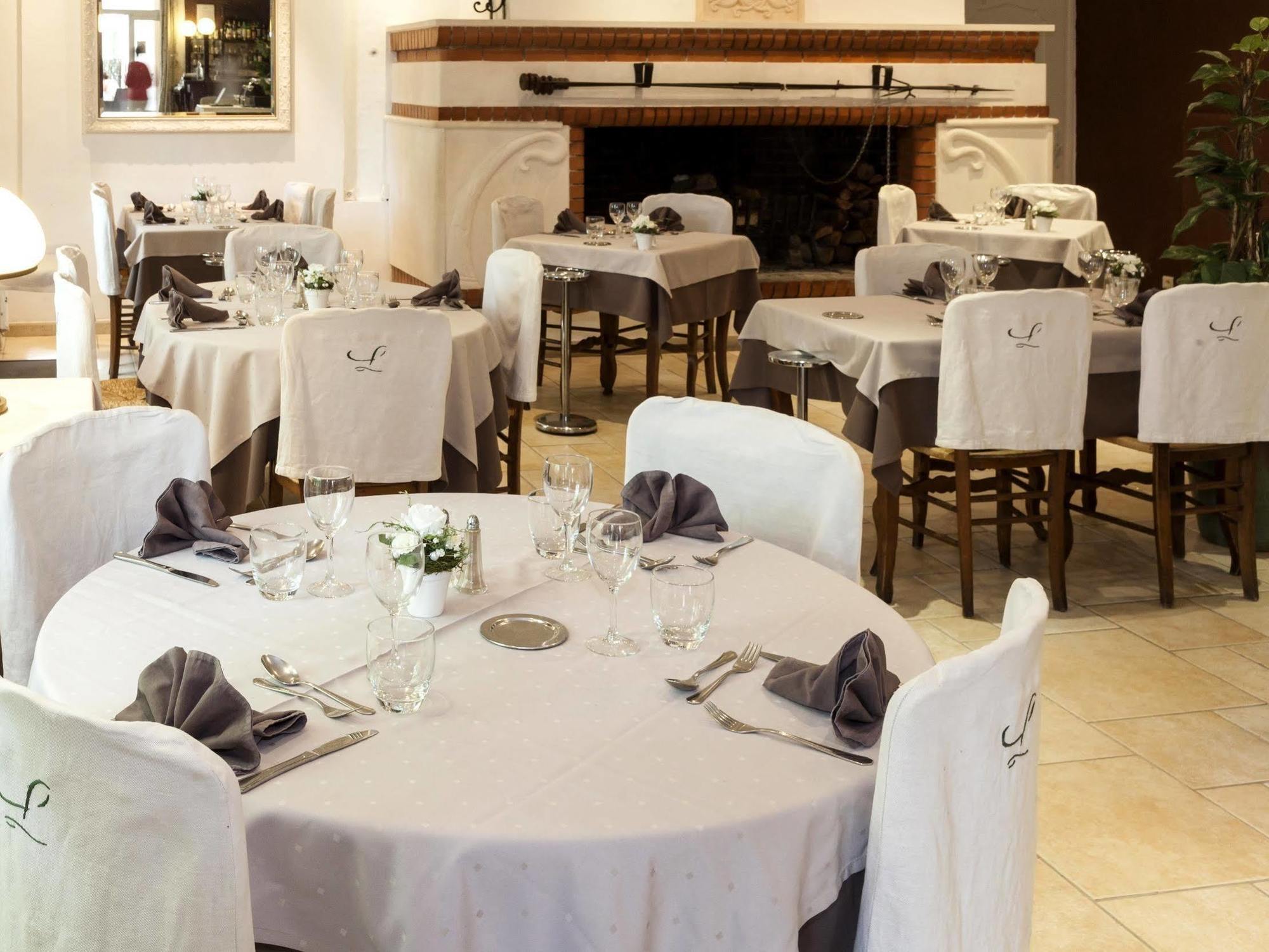 La Touloubre Hotel La Barben Bagian luar foto