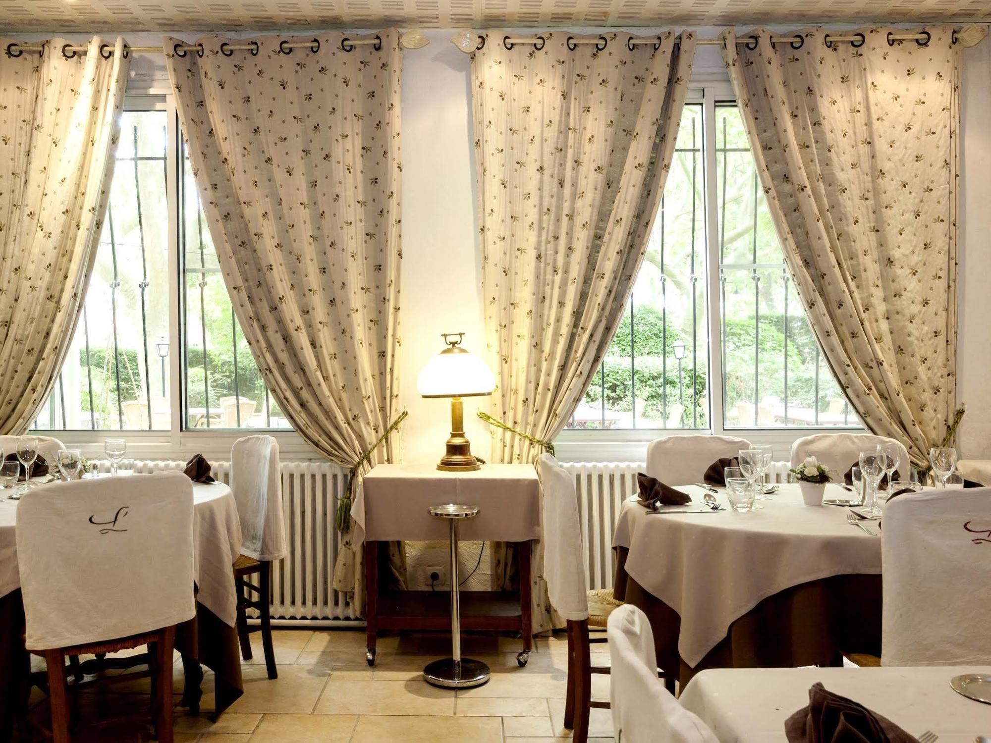 La Touloubre Hotel La Barben Bagian luar foto