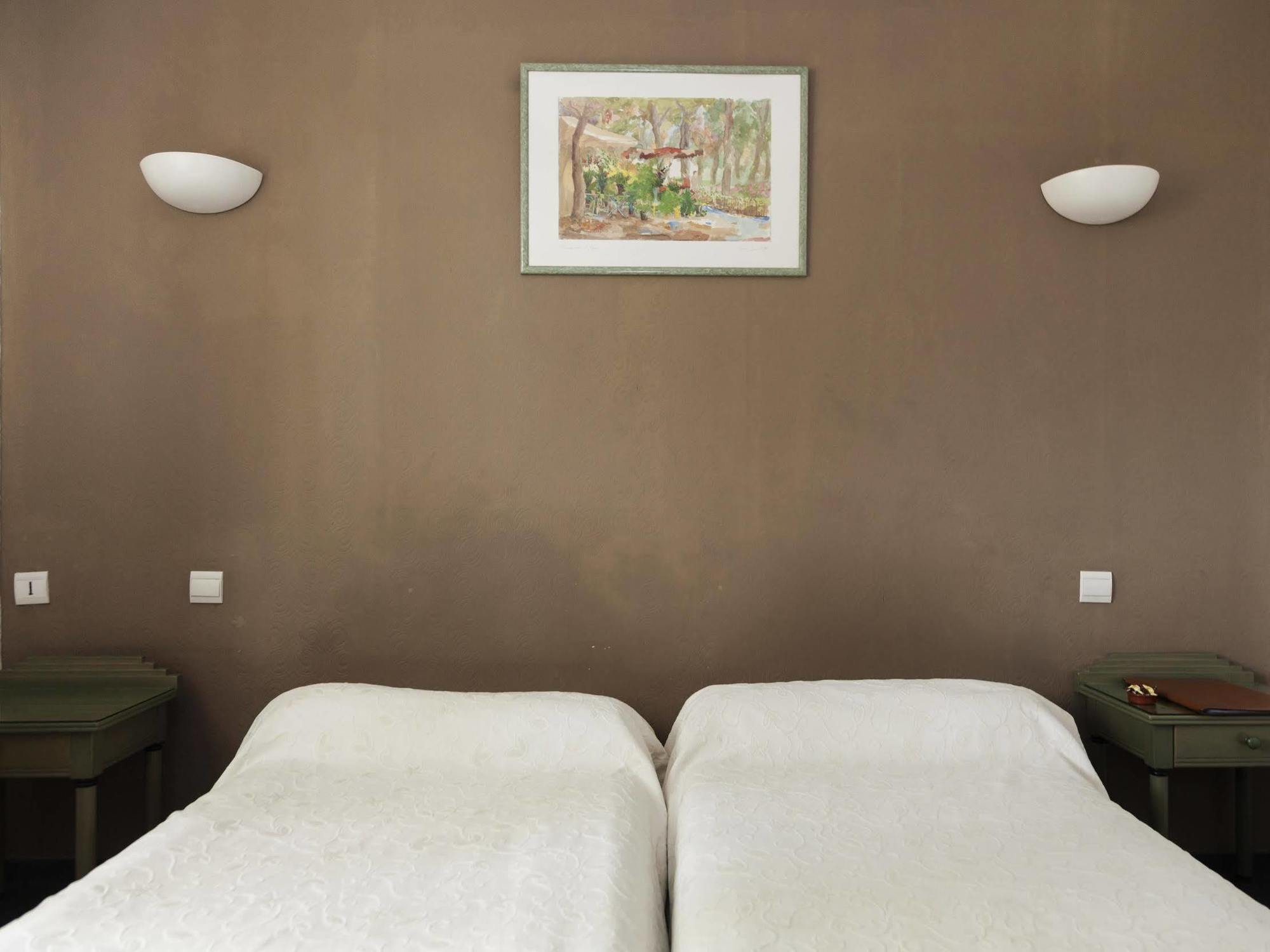 La Touloubre Hotel La Barben Bagian luar foto