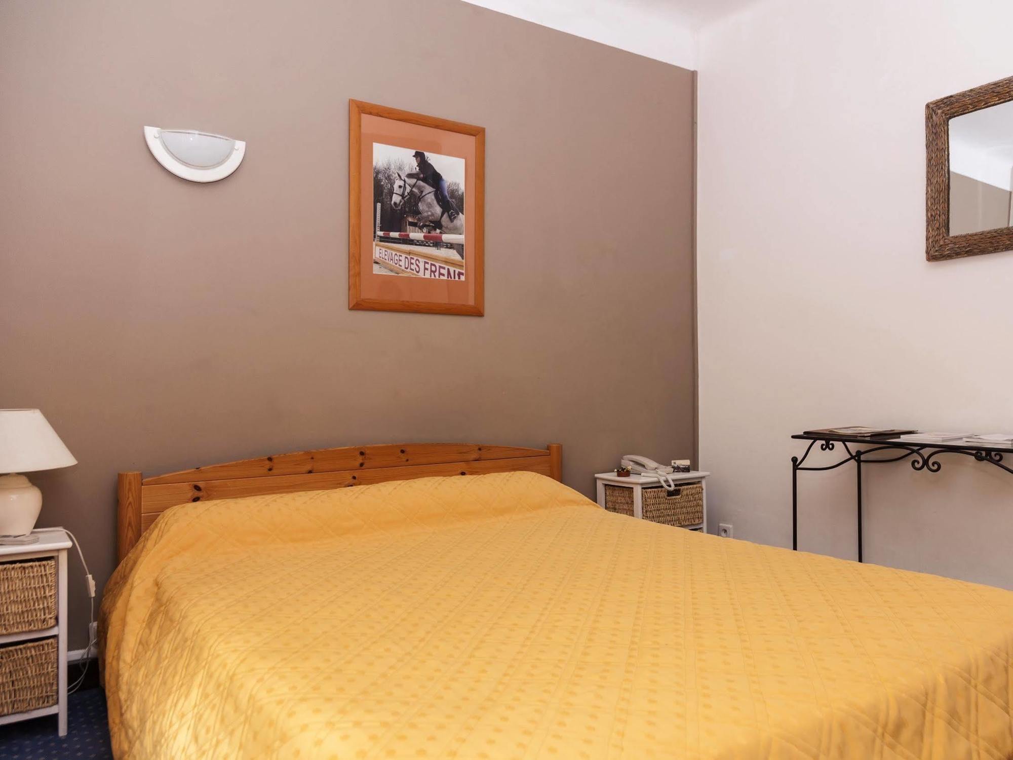 La Touloubre Hotel La Barben Bagian luar foto