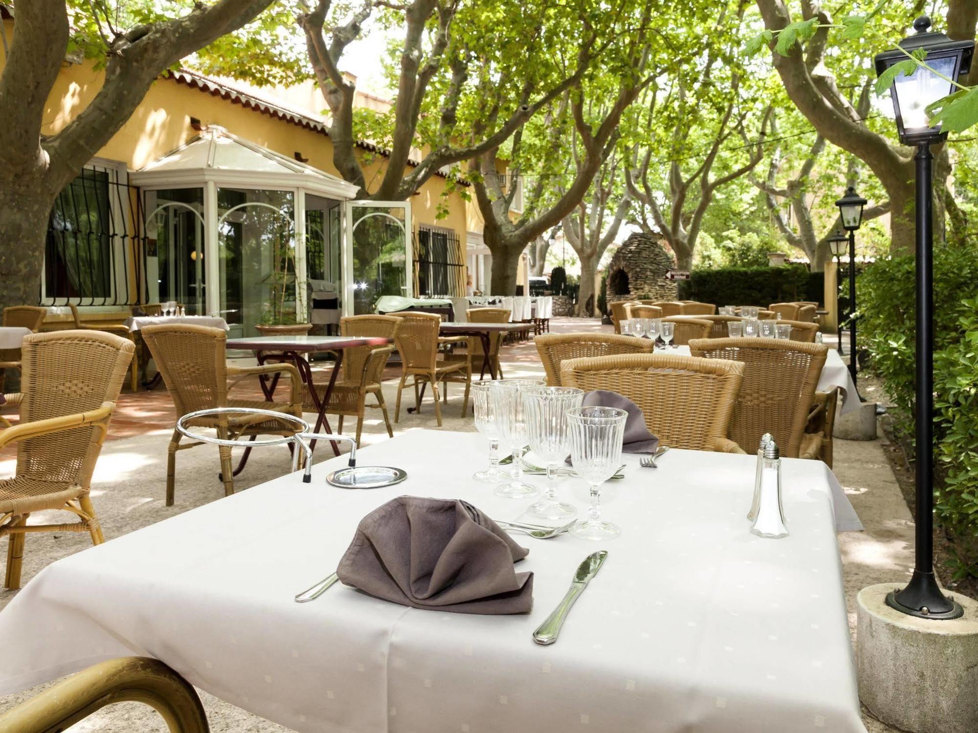 La Touloubre Hotel La Barben Bagian luar foto