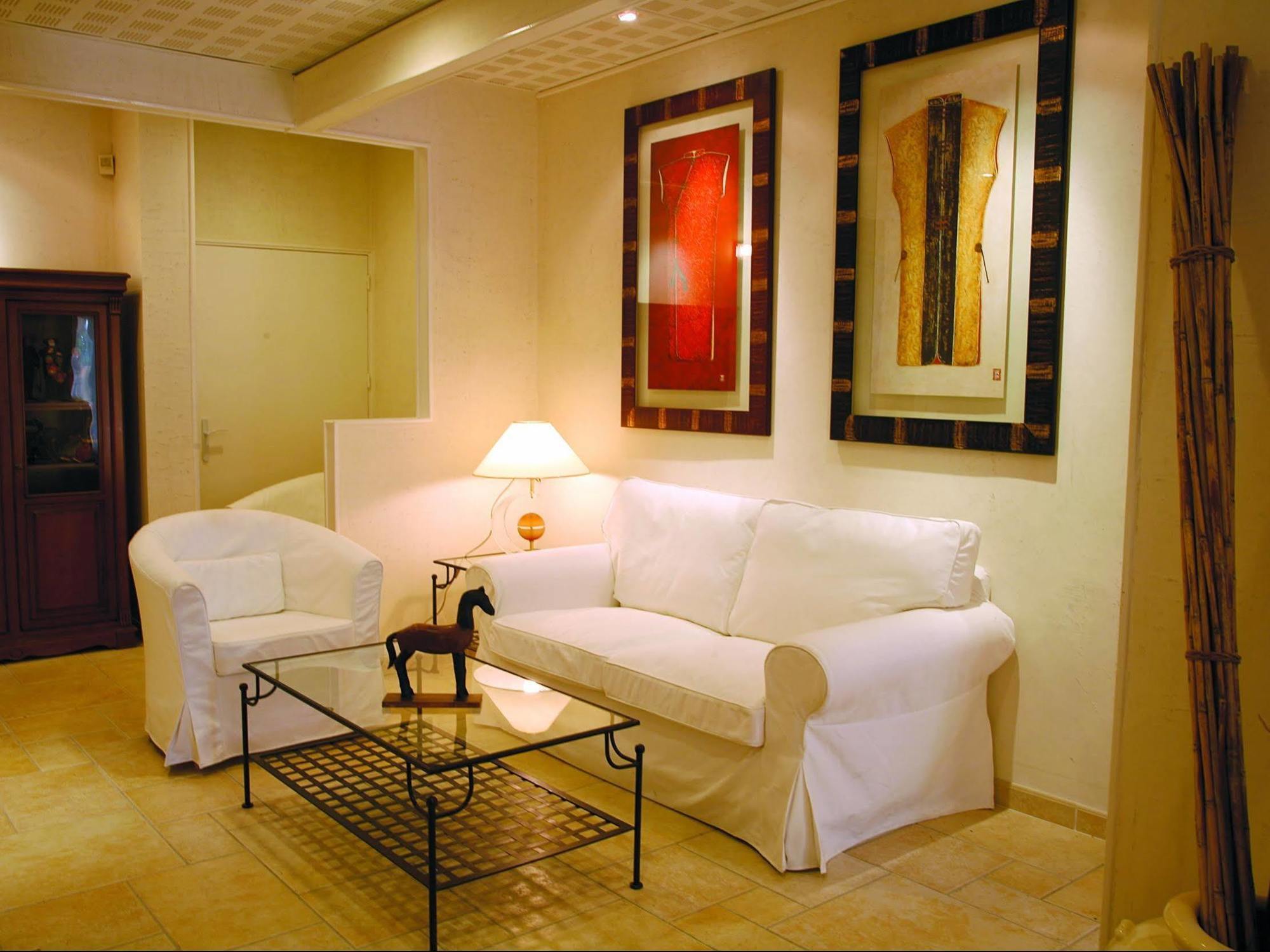 La Touloubre Hotel La Barben Bagian luar foto