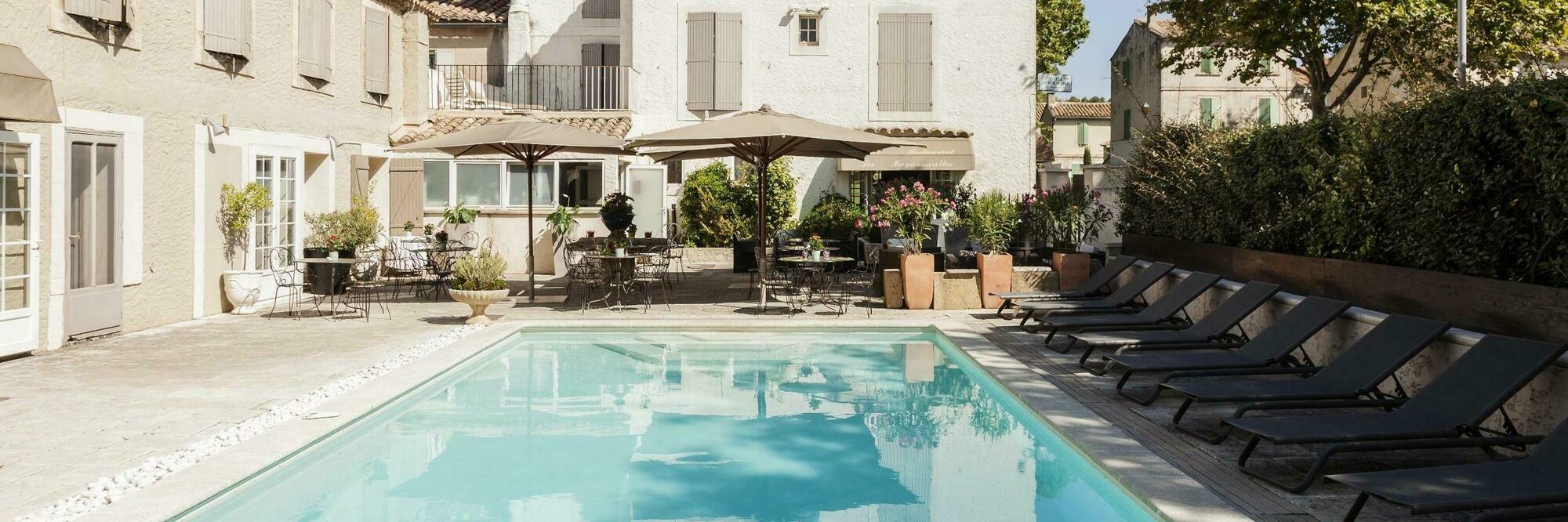 La Touloubre Hotel La Barben Bagian luar foto